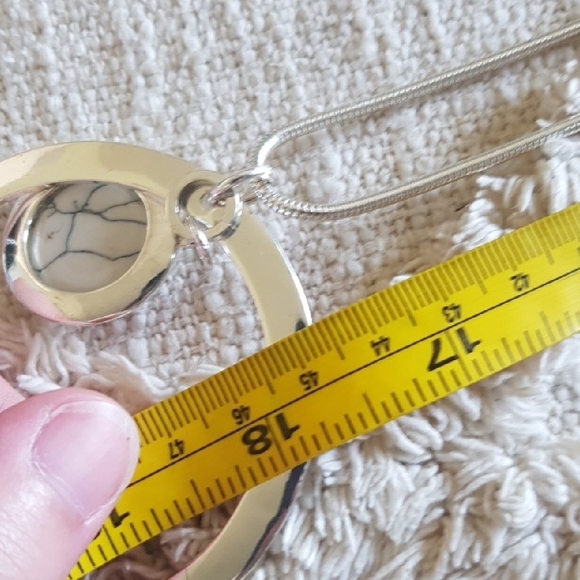 Minimalist Howlite Silver Tone Pendant Necklace - Picture 4 of 5